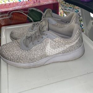 7 women’s white grey Nike leopard print lace up gym workout sneakers